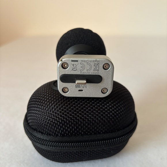 Shure MOTIV MV88 Digital Stereo Condenser Microphone for iPhone (Lightning) - Picture 6 of 16
